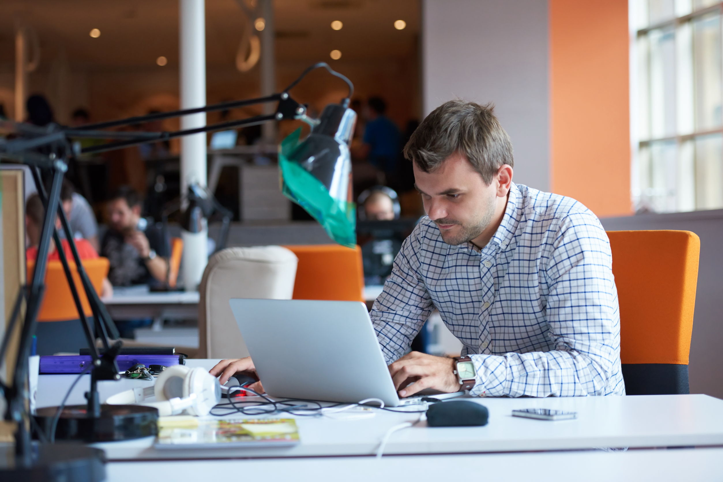 Person arbeitet gestaltet am Computer im Büro