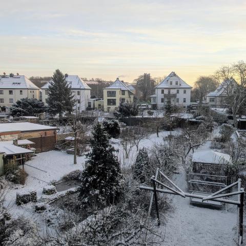 Blick über verschneite Gärten