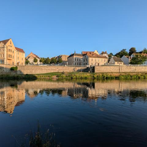 Blick vom Saaleufer auf die Lange Straße in der Bergstadt